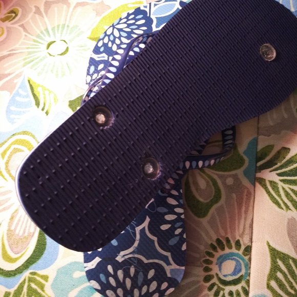 661 Size M Vera Bradley Flip Flops - Picture 2 of 3